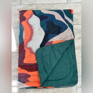 Rumpl Original Puffy Blanket
50" x 70"
Toggle Cape Clip
Camp Outdoor Hike